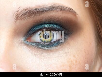 Nahaufnahme eines weiblichen menschlichen Auges. Stockfoto
