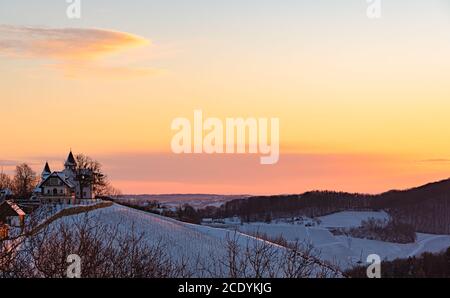 Landschaft des Sonnenaufgangs über den österreichischen Weinbergen und dem Nebel in den Tälern von Slowenien Österreich Grenze. Stockfoto