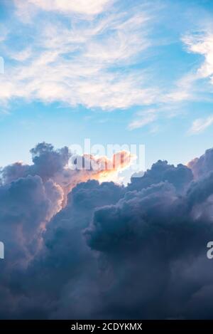 Wolken am Himmel Himmel rosa und blaue Farben. Himmel abstrakten Hintergrund Stockfoto