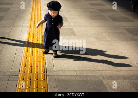 Seoul/Südkorea-18.10.2016:das kleine Kind und der Schatten seiner Eltern Stockfoto