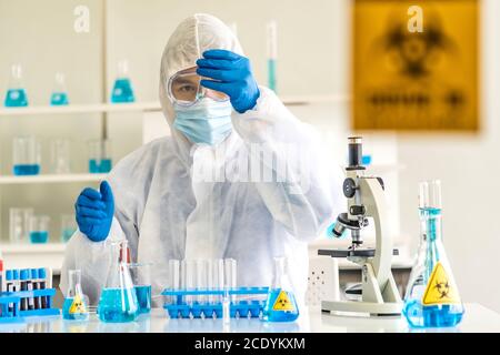 Wissenschaftler testen und forschen Stockfoto