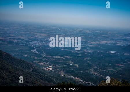 Ooty Stadt Luftaufnahme, Ooty (Udhagamandalam) ist eine Resortstadt in den westlichen Ghats Bergen, im indischen Tamil Nadu Zustand. Stockfoto