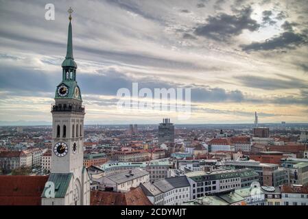 Luftpanorama über dem historischen Teil von München, Deutschland. Stockfoto