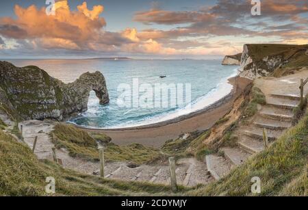 Durdle Door in Dorset bei Sonnenaufgang im Sommer 2020 Stockfoto