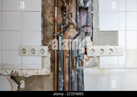 Alte Wasserleitungen und Rohre während der Renovierung Stockfoto