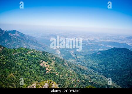 Ooty Stadt Luftaufnahme, Ooty (Udhagamandalam) ist eine Resortstadt in den westlichen Ghats Bergen, im indischen Tamil Nadu Zustand. Stockfoto