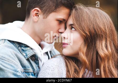 Teen junge und Mädchen 15-16 Jahre alt Blick auf einander Nahaufnahme. Beziehung. Herbstsaison. Glück. Stockfoto