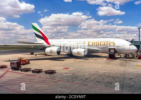 Emirates Flugzeug wartet auf Start am Flughafen Madrid Adolfo Suarez Barajas Terminal 4 Stockfoto