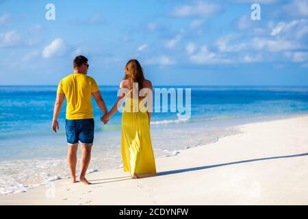 Malediven, ein Paar am Strand entlang Stockfoto