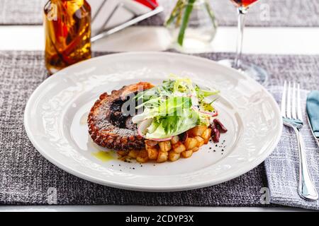 Nahaufnahme von gekochten Tintenfisch in einem Restaurant serviert Stockfoto