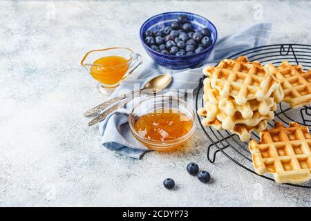 Hausgemachte belgische Waffeln mit Beeren serviert Stockfoto