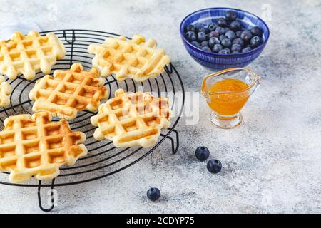 Hausgemachte belgische Waffeln mit Beeren serviert Stockfoto