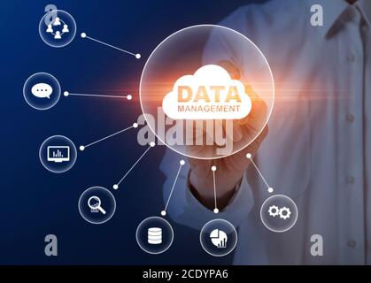 Mann verbindet Speicher-Cloud mit Datenmanagement Beschriftung mit verschiedenen Multimedia-Symbole Stockfoto
