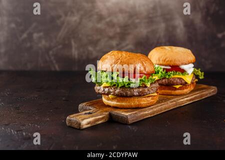 Nahaufnahme von hausgemachten leckeren Burger auf Holztisch. Stockfoto