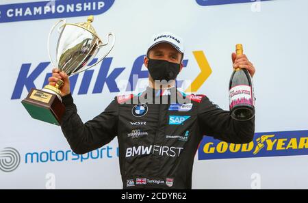 Knockhill Racing Circuit, Fife, Großbritannien. August 2020. Kwik Fit British Touring Car Championship, Knockhill, Race Day; Colin Turkington mit seiner Runde 11 Trophäe und Champagner Credit: Action Plus Sports/Alamy Live News Stockfoto