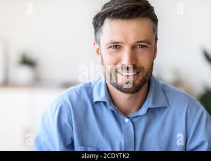 Erfolgreicher Unternehmer. Nahaufnahme Porträt Des Schönen Jungen Geschäftsmannes Lächelnd An Der Kamera Stockfoto