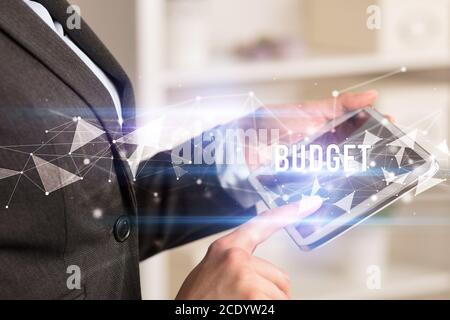 Nahaufnahme Hände mit Tablet mit BUDGET Beschriftung, moderne Business-Technologie-Konzept Stockfoto