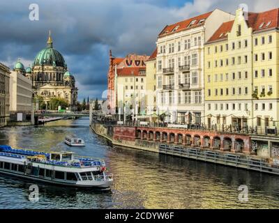 Berlin, Deutschland - 5. November 2019 - Bank am Nikolaiviertel und Berliner Dom Stockfoto