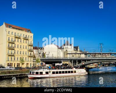 Berlin, Deutschland - 14. November 2019 - Spreeufer im Zentrum von Berlin Stockfoto