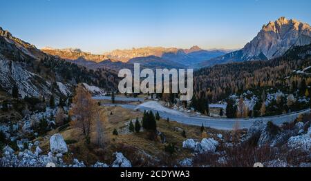 Am frühen Morgen Herbst alpine Dolomiten Berglandschaft. Ruhige Aussicht vom Valparola Pass, Italien. Stockfoto