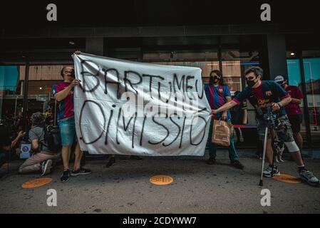 Barcelona, Spanien. August 2020. Fans stehen vor dem Camp Nou Stadion. Ein Dutzend "Culés", wie sich die Barcelona-Fans nennen, erschienen am Sonntag, um gegen den Clubchef und für Messis Aufenthalt beim spanischen Fußballverein FC Barcelona zu protestieren. Quelle: Matthias Oesterle/dpa/Alamy Live News Stockfoto