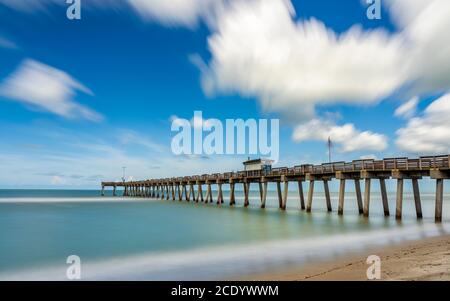 Lange Exposition von Venedig öffentlichen Pier am Golf von Mexiko in Venedig Florida USA Stockfoto