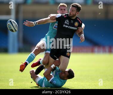 Alex Cuthbert von Exeter Chiefs (Mitte) wird während des Spiels der Gallagher Premiership in Sandy Park, Exeter, angegangen. Stockfoto