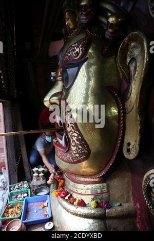 Kathmandu, Nepal. August 2020. Ein Anhänger mit Schutzmaske betet an das Idol von Swet Bhairav während der Aussperrung inmitten von COVID-19 Ausbruch am ersten Tag des Indrajatra-Festivals auf dem Hanumandhoka Durbar Square in Kathmandu, Nepal am 30. August 2020. Â Nepalesen feiern das Indrajatra-Fest, um ''Indra''' zu verehren, Der König der Götter nach dem hinduistischen Mythos, um das Ende der Saison monsoonÂ markieren. Quelle: Sunil Sharma/ZUMA Wire/Alamy Live News Stockfoto