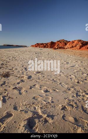 WESTERN Australia – felsige Küste mit roten Felsen an Dampier Peninsula Stockfoto