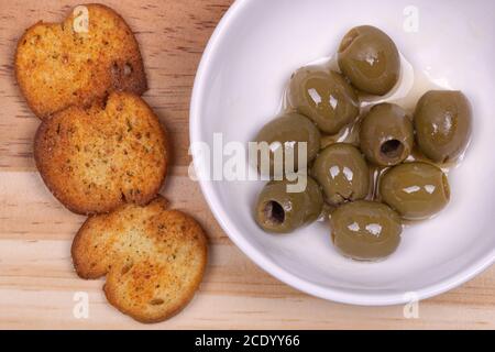 Bruschetta mit grünen Oliven Stockfoto