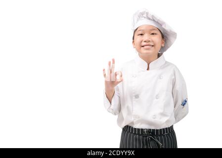 Happy asiatische Mädchen Koch in Uniform zeigt OK-Zeichen isoliert auf weißem Hintergrund, präsentiert Ihr Produktkonzept Stockfoto