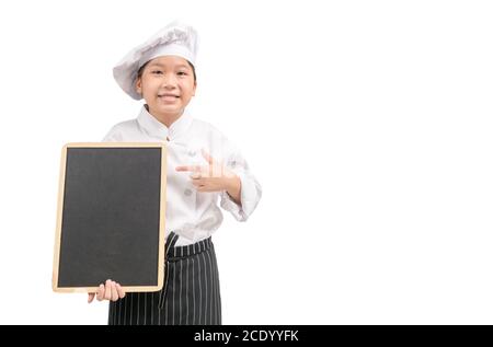 Glücklich asiatische Mädchen Koch in Uniform zeigt auf leere Tafel isoliert auf weißem Hintergrund, für Eingabe Text oder Menü mit Copy Space Stockfoto