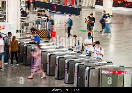 Passagiere, die die U-Bahn-Station „Platz des Volkes“ in Shanghai verlassen. Stockfoto
