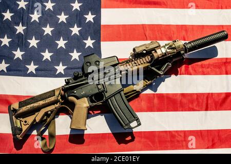 High-Angle-Ansicht der modernen Armee Waffe auf amerikanischer Flagge, Soldaten Ausrüstung Stockfoto