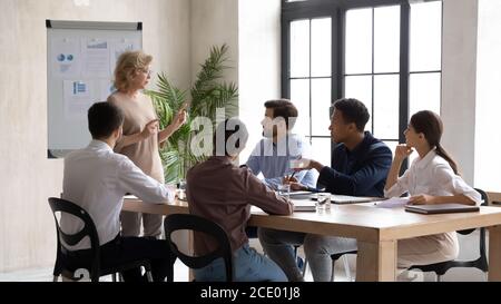 Serious reifen alten weiblichen Unternehmen Führer erklärt Marketing-Vertriebsstrategie. Stockfoto