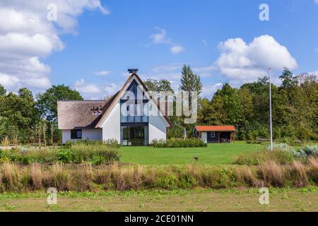 Barneveld, Niederlande- 23. August 2020: Neu gebaute luxuriöse weiße Villa mit Reetdach in Barneveld Holland Stockfoto