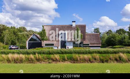Barneveld, Niederlande- 23. August 2020: Neu gebaute luxuriöse weiße Villa mit Reetdach in Barneveld Holland Stockfoto