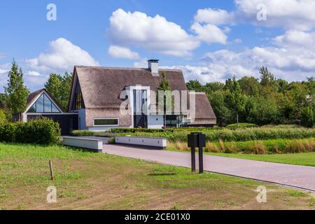 Barneveld, Niederlande- 23. August 2020: Neu gebaute luxuriöse weiße Villa mit Reetdach in Barneveld Holland Stockfoto