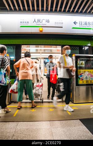 Leute, die an einem Zug der Linie 2 an der U-Bahnstation "People's Square" in Shanghai ein- und aussteigen. Stockfoto