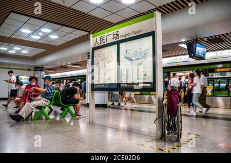 Warten auf einen Zug der Linie 2, der an der U-Bahnstation "People's Square" in Shanghai abfährt. Stockfoto