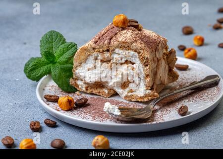 Stück Meringue Kaffee Roulade. Stockfoto