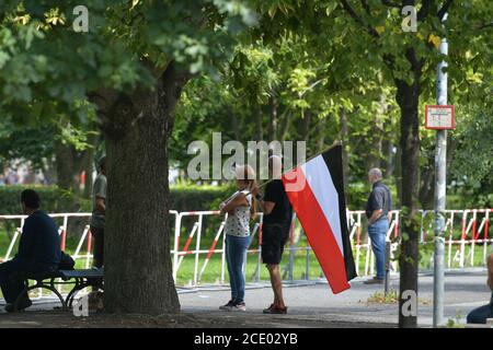 Berlin, Deutschland. August 2020. Berlin, Deutschland 29. August 2020: Anti-Corona-Demo - Berlin - 29. August 2020 Berlin, Demonstration für Corona, laterales Denken 711, Nutzung weltweit Quelle: dpa/Alamy Live News Stockfoto