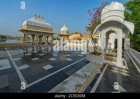 Lake Palace Hotel und Blick über City Palace, Udaipur, Rajasthan, Indien Stockfoto