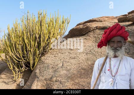 Indianischer Mann, Mitglied des Rabari-Stammes, mit rotem Turban, Bera, Rajasthan, Indien Stockfoto