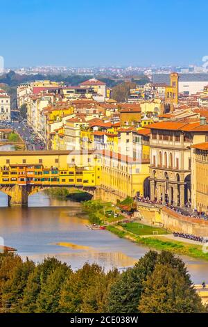 Blick auf die Stadt mit Ponte Vecchio, Florenz, Italien Stockfoto