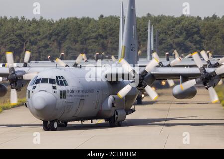 Eindhoven Niederlande sept. 20. 2019: Mehrere C-130 Hercules Flugzeuge betreten die Plattform, um Fallschirmjäger für das Market Garden Memorial und F abzuholen Stockfoto