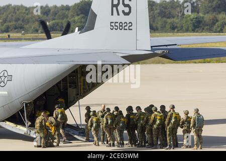 Eindhoven Niederlande Sept. 20. 2019: NATO-Fallschirmjäger besteigen eine C-130 Hercules für das Market Garden Memorial und Falcon Leap Übung. Stockfoto