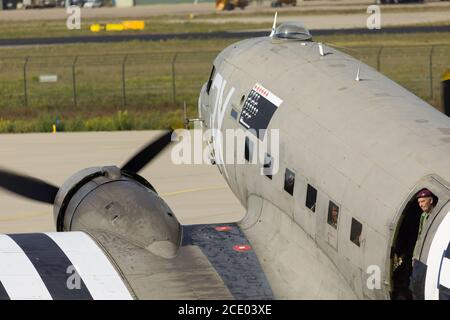 Eindhoven Niederlande Sept. 20. 2019: Ein Veteran Fallschirmjäger in thee Eingang eines C-47 Flugzeuge bereit für den Start für den Market Garden Denkmal. Stockfoto