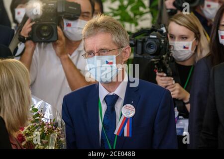 Taipeh, Taiwan. August 2020. Tschechischer Senatssprecher Miloš Vystr?il gesehen am Tor des Taiwan Taoyuan International Airport.der Besuch zielt darauf ab, Geschäftsbeziehungen mit Taiwan zu fördern. 30. August 2020, Taipei, Taiwan. (Foto von Walid Berrazeg/Sipa USA) Quelle: SIPA USA/Alamy Live News Stockfoto