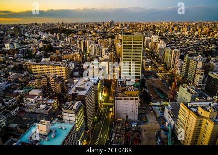 Sonnenuntergang vom Bunkyo Civic Center (Ikebukuro) Stockfoto